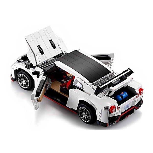 Sportinis automobilis, sudarytas iš 1322 elementų 12