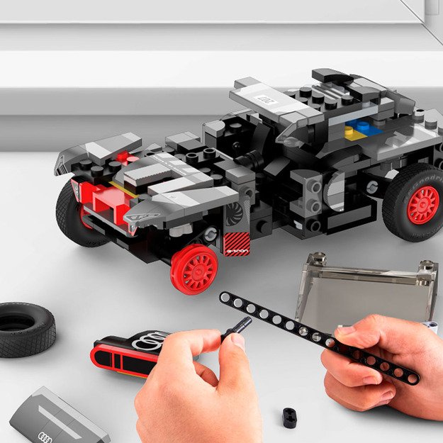 Samoch&oacute;d Rastar 10120  Audi RS Q e-tron 1:30 klocki 376el.