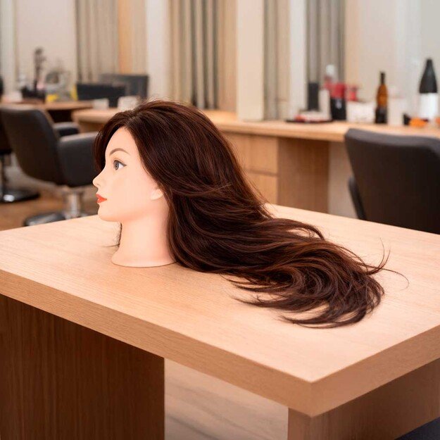 Kirpėjo mokymo galva natūralūs plaukai rudi 1