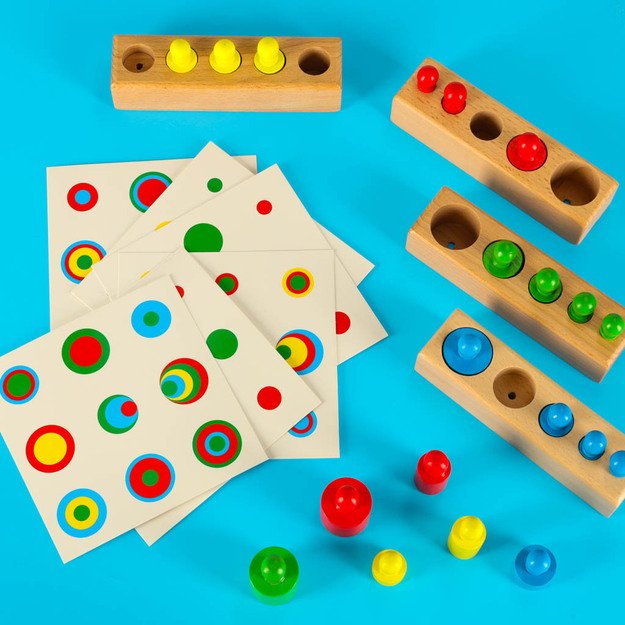 Montessori mediniai cilindriniai svarmenys spalvingi