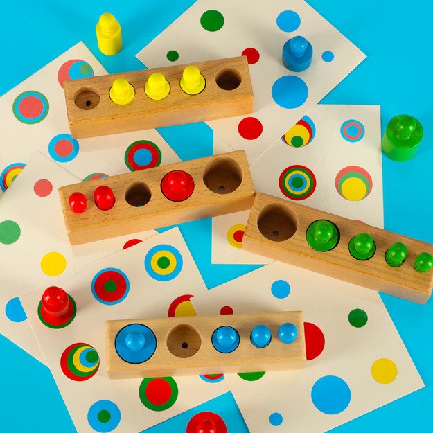 Montessori mediniai cilindriniai svarmenys spalvingi