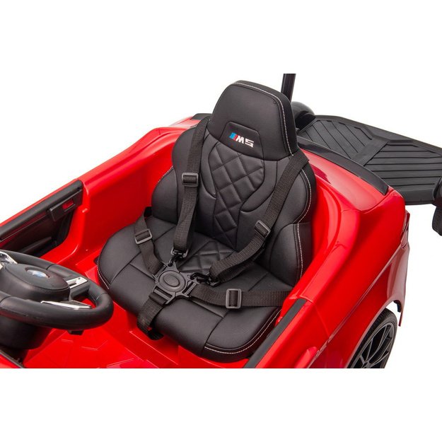 Akumuliatorinis automobilis BMW M5 su platforma tėvams, raudonas, lakuotas