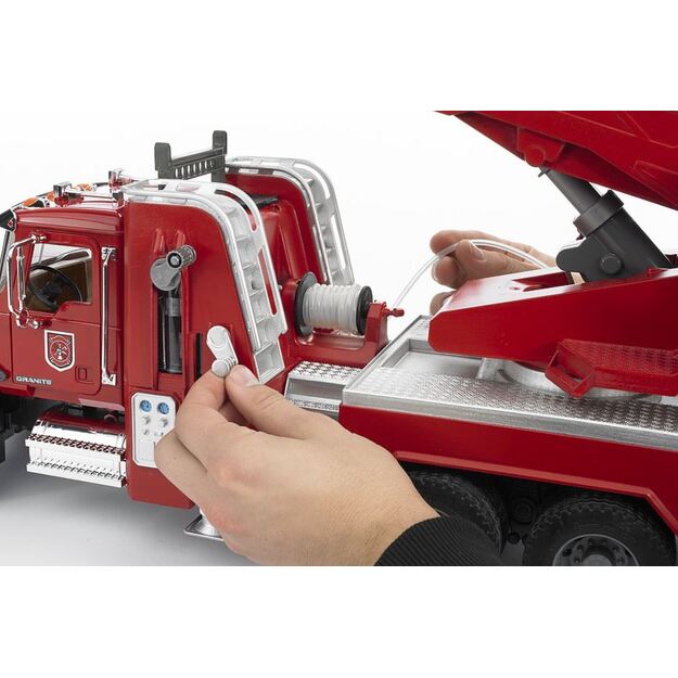 BRUDER gaisrinės automobilis MACK su tikra vandens pompa 02821